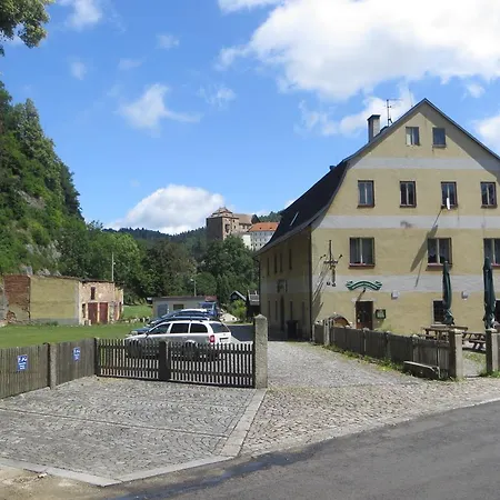 Restaurace A Stara Posta 招待所 3*